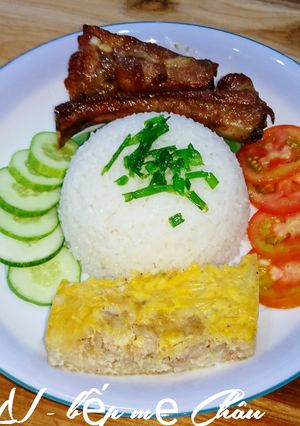 Hình của món Cơm sườn cây nướng, chả trứng nướng.