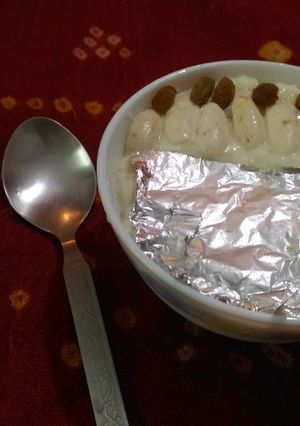 A picture of Zafrani mughlai rice kheer.