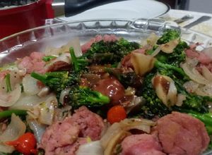 Foto de Brócolis com linguiça toscana à chinesa