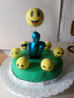 Una foto de Torta mousse emojis😍