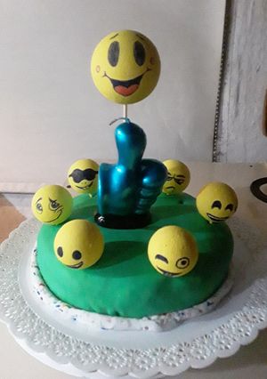 Una foto de Torta mousse emojis😍