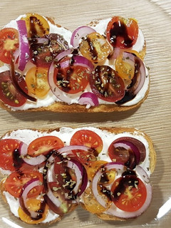 Una foto de Tostas de queso fresco y tomates cherry