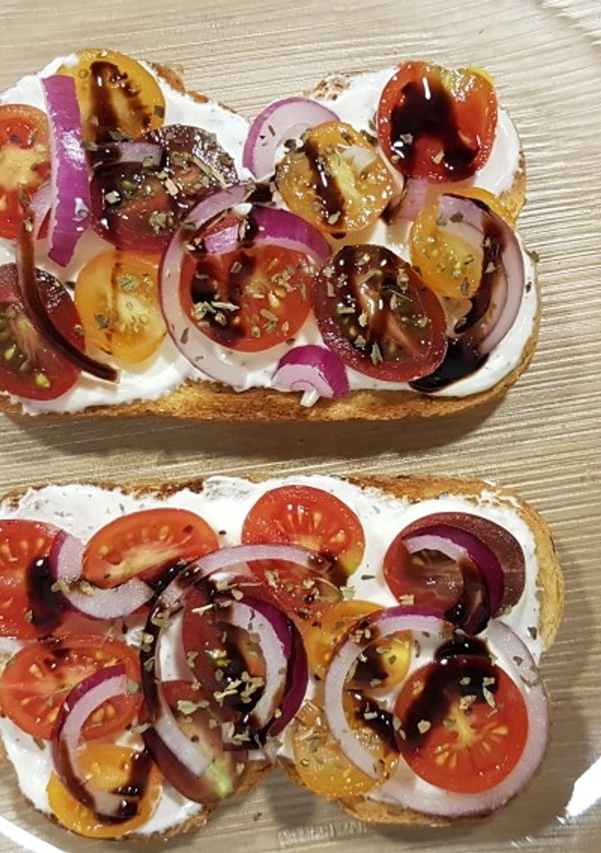 Una foto de Tostas de queso fresco y tomates cherry