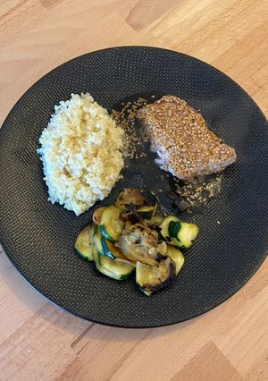 Une photo de Pavé de thon sauce soja et sésame avec son boulgour et courgettes fondantes