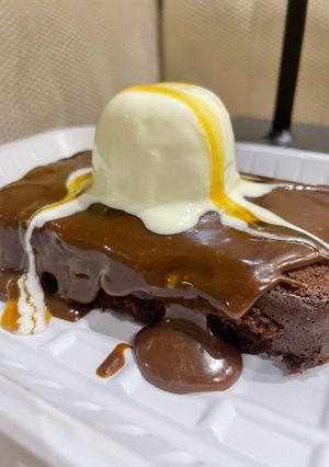 صورة لوصفة كيكة الكافيهات بس بطريقتي أسرع وألذ مما تتخيلون 🍰🍫