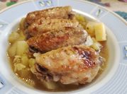 Una foto de muslo y alitas de pollo asado