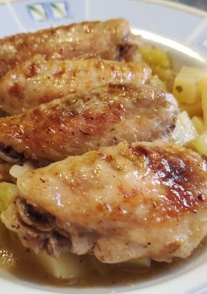 Una foto de Alitas de pollo al horno con verduras y salsa Barbacoa🍗
