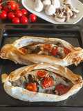 Orata al cartoccio con funghi champignon erbe provenzali e pomodorini