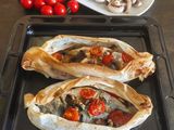 Orata al cartoccio con funghi champignon erbe provenzali e pomodorini