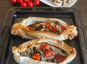 Foto di Orata al cartoccio con funghi champignon erbe provenzali e pomodorini