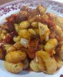 Ñoquis con tomates cherry y pimiento rojo