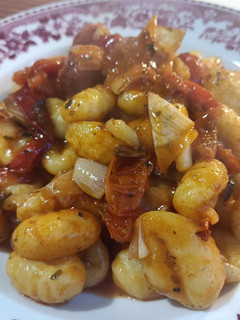 Una foto de Ñoquis con tomates cherry y pimiento rojo