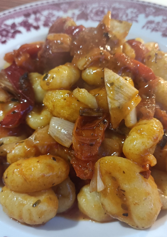 Una foto de Ñoquis con tomates cherry y pimiento rojo