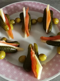 Una foto de Banderillas de pepinillo con salmón y queso