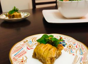 Una foto de Baklava enrollado dulces otomana Burma Baklava🇹🇷🇺🇾🇯🇵ブルマバクラヴァ
