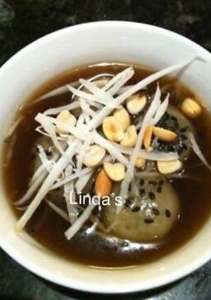 A picture of Hai Phong Sui Din (Vietnamese Glutinous Rice Balls in Ginger Syrup).
