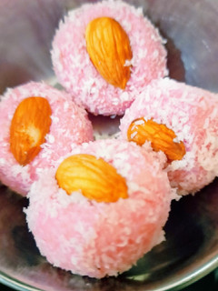 रोज़ कोकोनट लड्डू (rose coconut ladoo recipe in Hindi) रेसिपी मुख्य फोटो