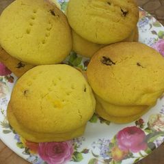 A picture of Cookies with raisins.
