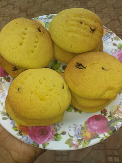 A picture of Cookies with raisins.