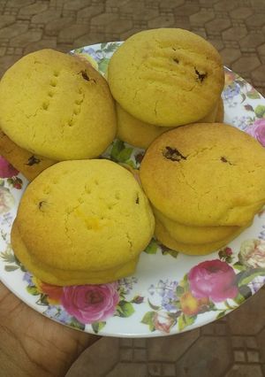 A picture of Cookies with raisins.