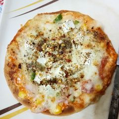 A picture of Tuna pizza.