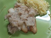Una foto de lenguado con guarnición y salsa