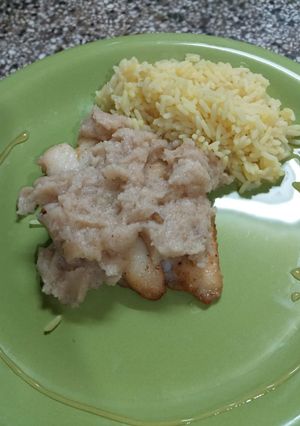 Una foto de Lenguado con arroz al curry y salsa blanca cítrica