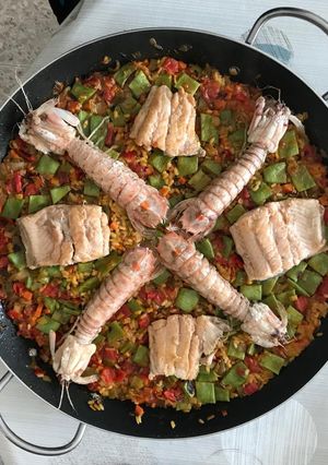 Una foto de Arroz con verduras, galeras y trucha asalmonada