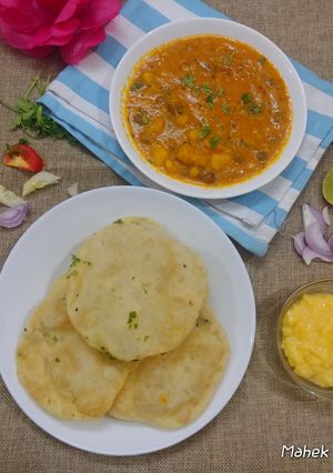 आलू चने और पूरी (Aloo chane aur puri recipe in hindi) रेसिपी मुख्य फोटो