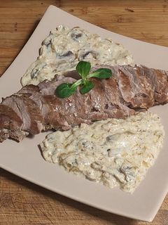 Una foto de Solomillo con salsa strogonoff 🍄😋