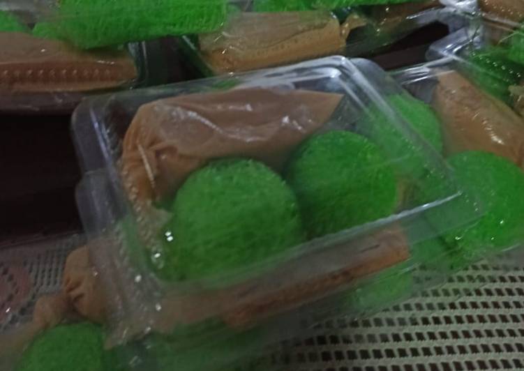 Langkah Mudah untuk Membuat Putu Bihun dengan kinca Gula Merah yang Sempurna