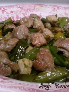 Una foto de Pierna de cordero con pimientos verdes