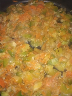 Una foto de Revuelto de zapallitos verdes con zanahoria y pollo 🧅🥕🍗