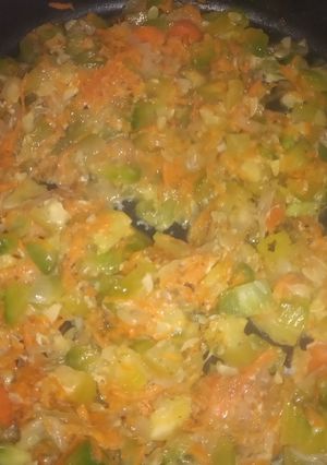 Una foto de Revuelto de zapallitos verdes con zanahoria y pollo 🧅🥕🍗