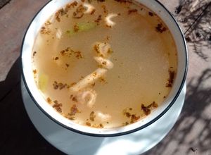 Una foto de Consomé de cabezas de pescado