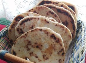 Una foto de Pan Naan en plancha de hierro