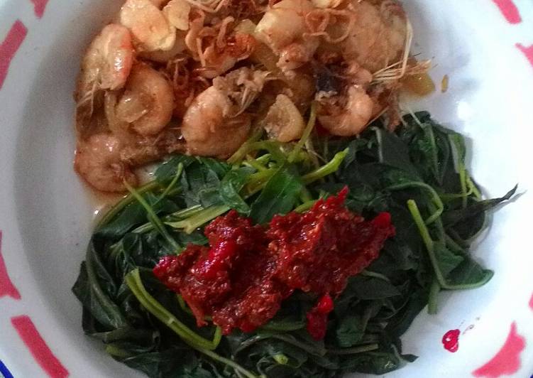 Bagaimana Menyiapkan Oseng Udang dan Kangkung Brambang Asem, Lezat