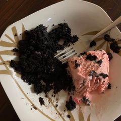 A picture of Oreo cake with ice cream.