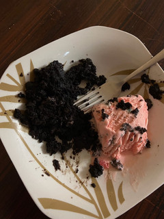 A picture of Oreo cake with ice cream.