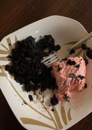 A picture of Oreo cake with ice cream.