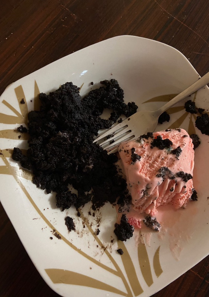 A picture of Oreo cake with ice cream.