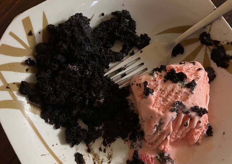Oreo cake with ice cream