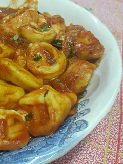 Una foto de Cappelletti con salsa napolitana
