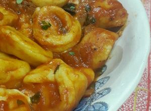 Una foto de Cappelletti con salsa napolitana
