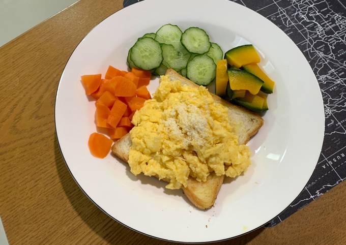 รูปหลักของสูตร ไข่คน ขนมปังปิ้ง ผักนึ่งรวม เมนูอาหารเช้าเพื่อสุขภาพ