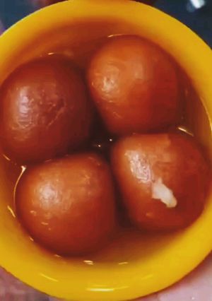 A picture of Gulab Jamun.
