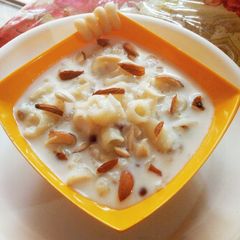 A picture of Macroni kheer.