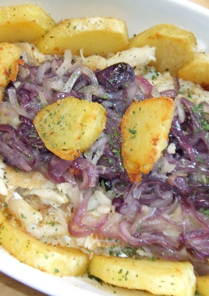 Una foto de Bacalao encebollado al horno