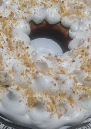 Una foto de Torta de banana con merengue crocante de maní