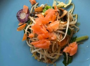 Foto de Legumes Salteados no Wok com Molho de Soja e Salmão Fumado